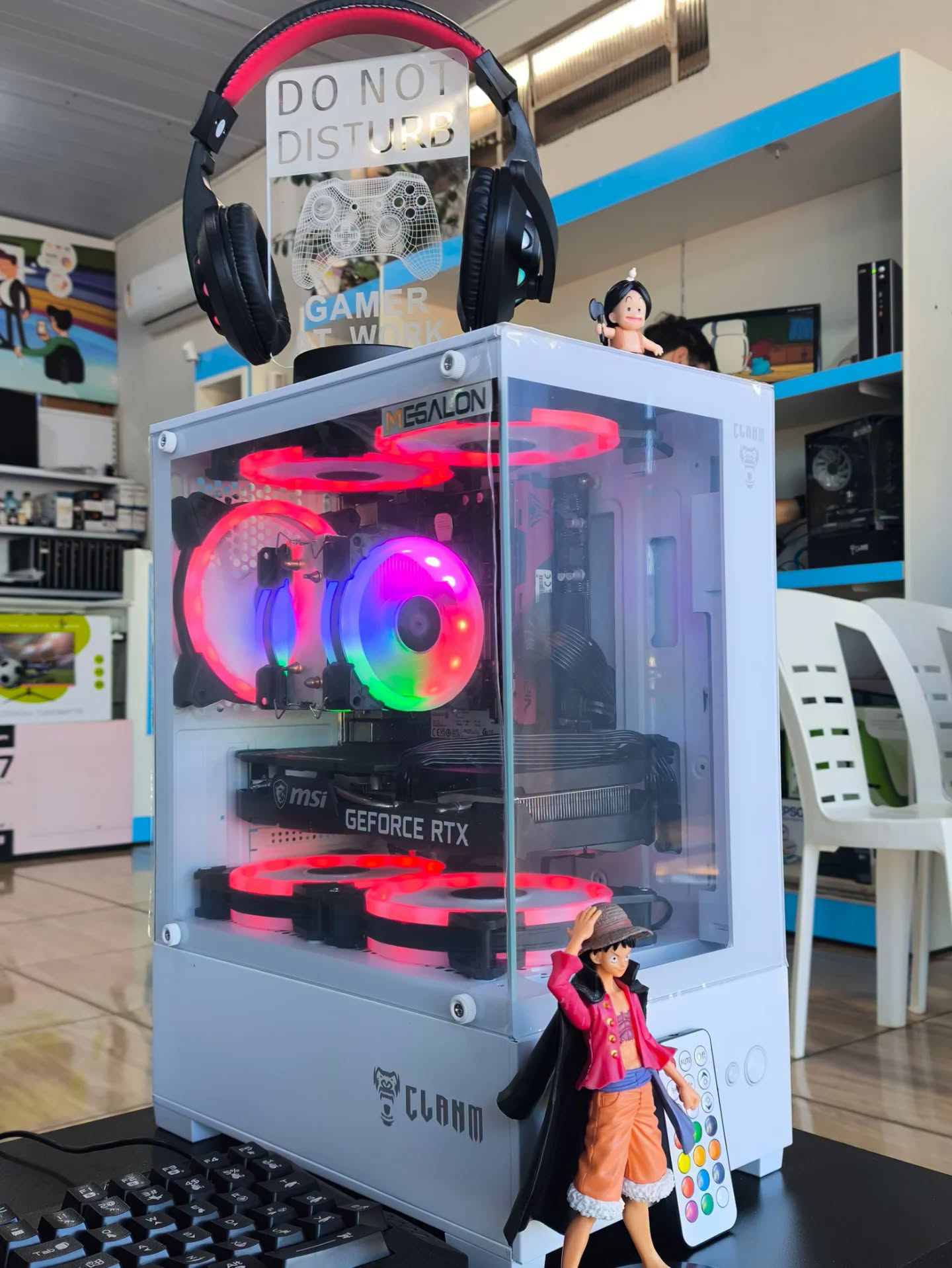 PC gamer com placa de vídeo GeForce RTX e headset à venda na Infotech Corbélia